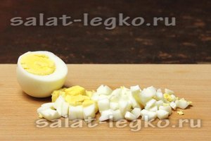 яйца режем мелкими кубиками