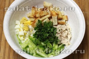продукты перекладываем в миску, добавляем остывшие сухарики
