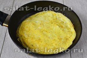 жарим яичные блины