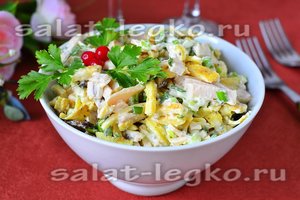 Салат из яичных блинчиков с луком и ветчиной