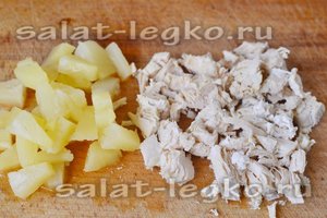 курицу и ананас нарезать