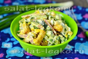Салат с копчёной колбасой, сухариками и кукурузой