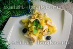 Простой салат с вареной курицей и маслинами