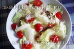 Классический салат "Цезарь" с помидорами черри