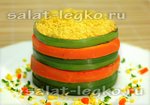 Слоеный салат с курицей и орехами