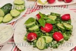 Рецепт летнего салата из редиса, огурцов и брынзы