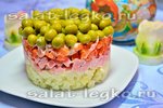 Слоеный салат с колбасой и зеленым горошком