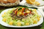 Салат из свежих овощей с сыром и грибами