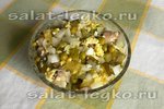 Салат с жареным яйцом и шампиньонами