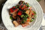 Тёплый салат с курицей и глазированными сливами