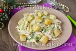 Салат с копченой курицей и сухариками
