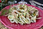 Пикантный салат с маринованной свининой и луком