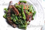 Тёплый салат с говяжьим языком и зеленой фасолью
