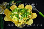 Салат с крабовыми палочками и чипсами