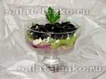 Луковый салат с маслинами и киви