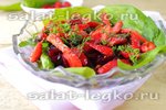 Салат с клубникой и свеклой