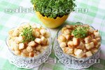 Салат со шпротами и масляными сухариками