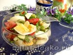 Овощной салат с дыней и яйцом