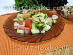 Овощной салат с креветками и мидиями