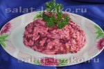 Свекольный салат с сыром и яйцом