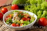 Легкий салат с курицей и авокадо