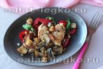 Теплый салат с куриной грудкой и грибами
