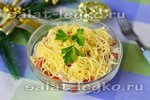 Куриный салат с ананасом, грибами и помидорами