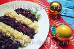 Праздничный салат с хамсой, овощами и грушей