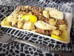 Салат из рыбы, сыра и орехов