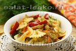 Теплый салат с баклажанами и пастой