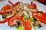 Салат с кунжутом, курицей и грибами