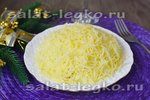 Слоеный салат из ветчины с грибами и сыром