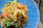 Овощной салат с курицей и лапшой быстрого приготовления
