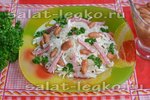 Салат с капустой, фасолью и копченой колбасой