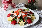 Рождественский салат с крабовыми палочками и маслинами