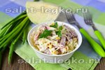 Салата из капусты, колбасы и кукурузы