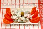 Салат с помидорами, сыром и оливками