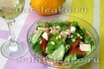 Салат с кедровыми орешками, курицей и пикантной заправкой