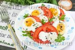 Салат «Капрезе» с яйцом