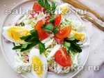 Салат с пекинской капустой, помидорами черри и копченой колбасой
