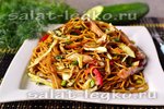 Салат с рисовой лапшой и свиными ушками