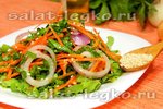Салат с маринованным луком, морковью и зеленью