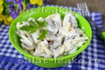 Салат из кальмаров с грибами и сыром