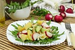 Салат с руколой, картофелем и редисом