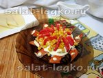 Салат с форелью, сыром и колбасой