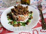 Немецкий салат с фасолью, колбасой и сухариками