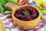 Салат из вареной свеклы с солеными огурцами, орехами и чесноком