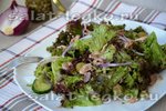 Простой салат с тунцом и огурцом