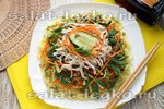 Салат с курицей, яичной лапшой и овощами