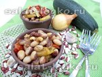 Теплый салат из фасоли и кабачков